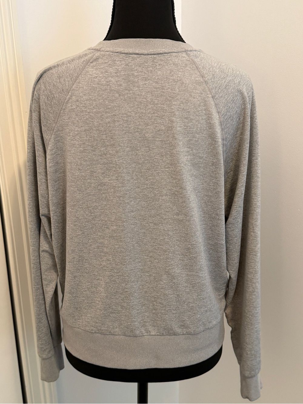 Vuori Halo Women's Modern Crewneck Lightweight Soft Grey Sweatshirt Size XS/S - Picture 7 of 11